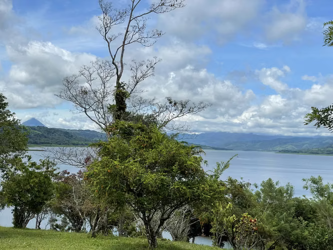 Terreno en Nuevo Arenal Guanacaste-Acceso al Lago y vista al Volcán