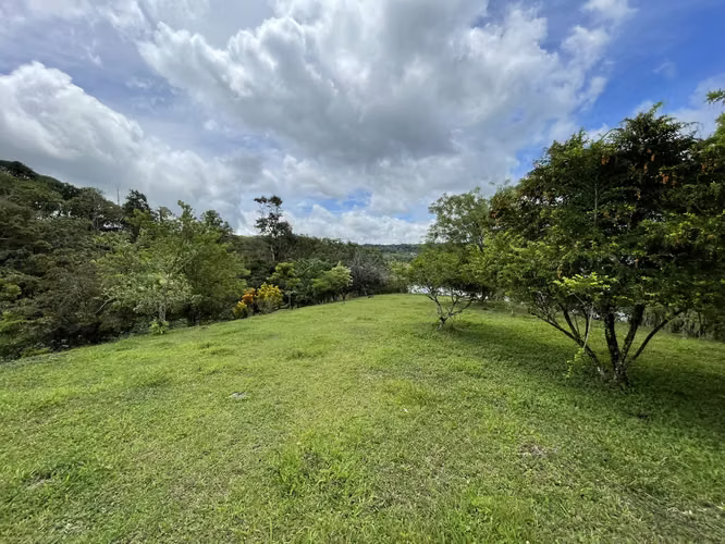 Terreno en Nuevo Arenal Guanacaste-Acceso al Lago y vista al Volcán