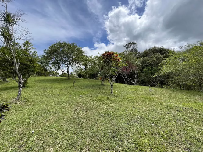 Terreno en Nuevo Arenal Guanacaste-Acceso al Lago y vista al Volcán