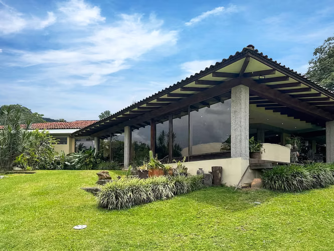 Se vende linda y amplia Casa en San Antonio, Escazú (AD).