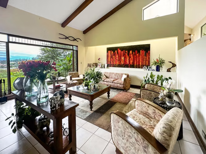 Se vende linda y amplia Casa en San Antonio, Escazú (AD).