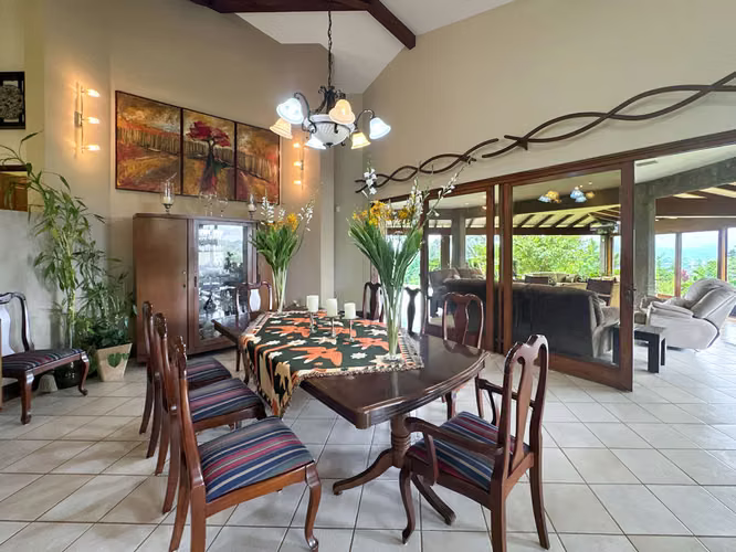 Se vende linda y amplia Casa en San Antonio, Escazú (AD).