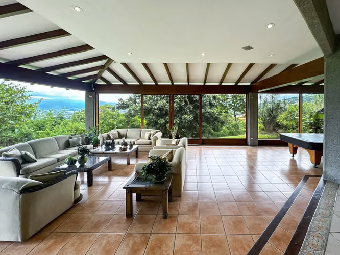 Se vende linda y amplia Casa en San Antonio, Escazú (AD).