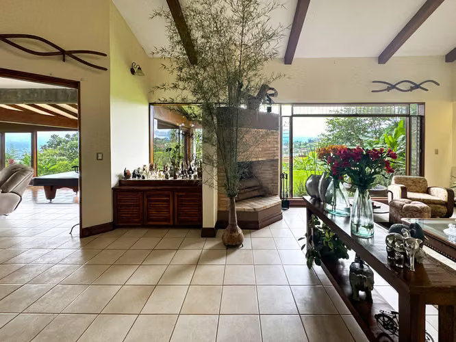 Se vende linda y amplia Casa en San Antonio, Escazú (AD).