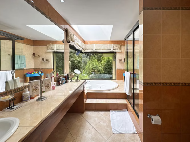 Se vende linda y amplia Casa en San Antonio, Escazú (AD).