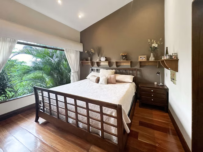 Se vende linda y amplia Casa en San Antonio, Escazú (AD).