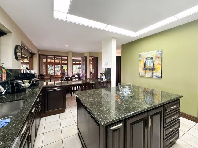 Se vende linda y amplia Casa en San Antonio, Escazú (AD).