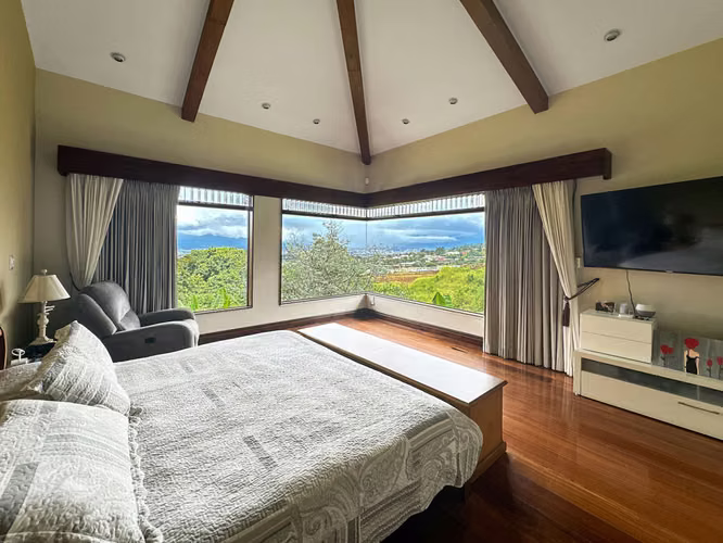 Se vende linda y amplia Casa en San Antonio, Escazú (AD).