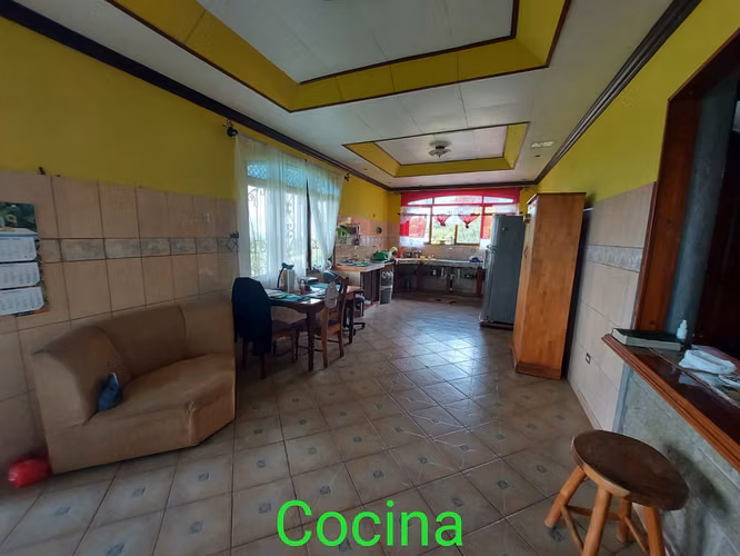 Casa en venta en Naranjo, con un apartamento, 3 niveles