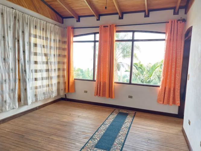 Casa en venta en Naranjo, con un apartamento, 3 niveles
