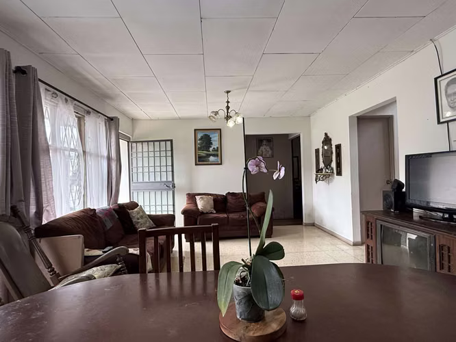 Venta Casa + apartamento en Curridabat – Uso de suelo mixto