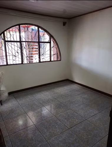 VENDO OPORTUNIDAD  UNICA– CASA CON APARTAMENTOS Y LOCAL COMERCIAL