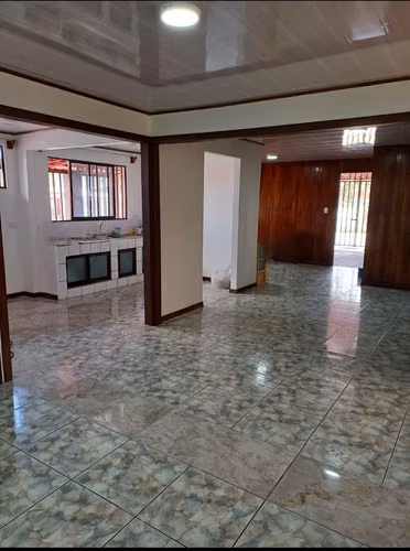 VENDO OPORTUNIDAD  UNICA– CASA CON APARTAMENTOS Y LOCAL COMERCIAL