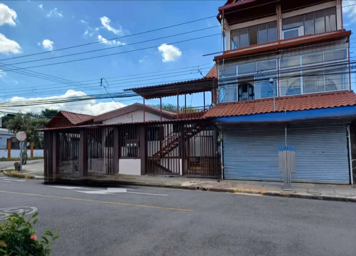 VENDO OPORTUNIDAD  UNICA– CASA CON APARTAMENTOS Y LOCAL COMERCIAL