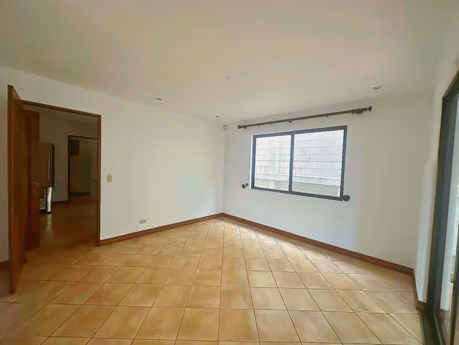 VENTA DE CASA EN CERRO ALTO, ESCAZÚ - IDEAL PARA INVERSION - Imagen 6