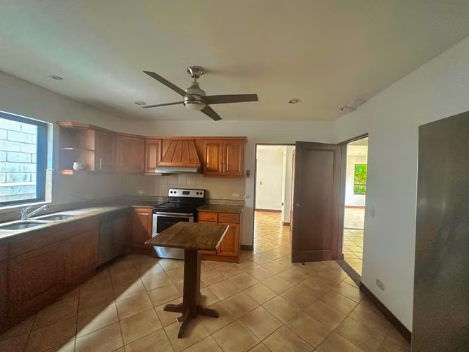 VENTA DE CASA EN CERRO ALTO, ESCAZÚ - IDEAL PARA INVERSION - Imagen 8
