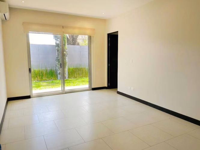 VENTA DE CASA DE UNA PLANTA EN CONDOMINIO EXCLUSIVO LINDORA - Imagen 9