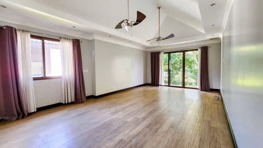 Ivory Estates: Lujosa casa estilo colonial con 5 dormitorios en Hacienda del Sol