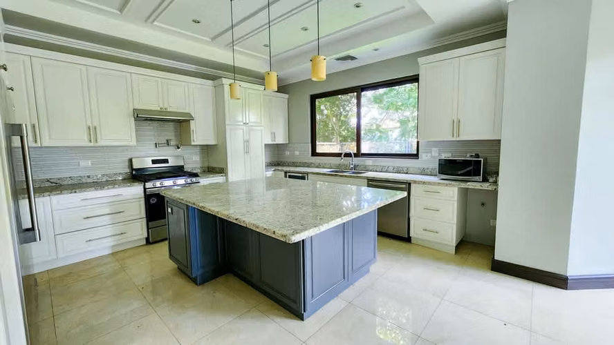 Ivory Estates: Lujosa casa estilo colonial con 5 dormitorios en Hacienda del Sol