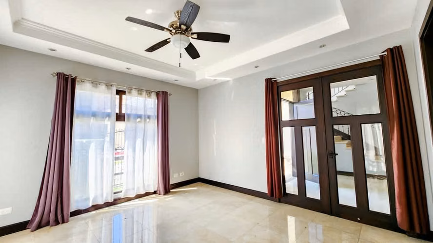 Ivory Estates: Lujosa casa estilo colonial con 5 dormitorios en Hacienda del Sol