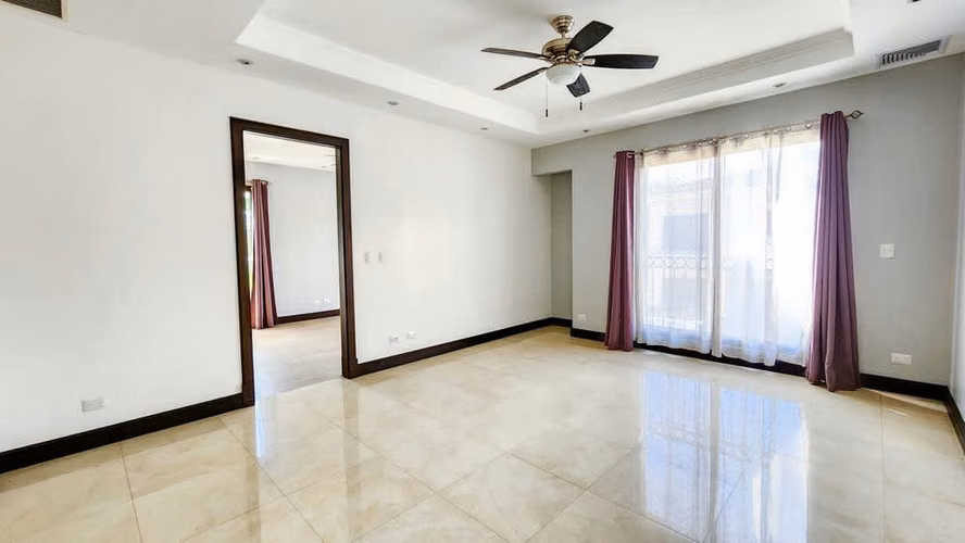 Ivory Estates: Lujosa casa estilo colonial con 5 dormitorios en Hacienda del Sol