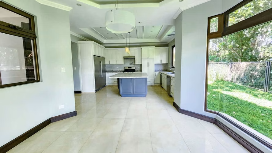 Ivory Estates: Lujosa casa estilo colonial con 5 dormitorios en Hacienda del Sol