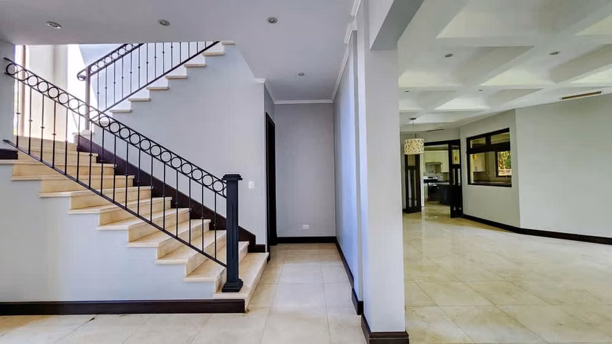 Ivory Estates: Lujosa casa estilo colonial con 5 dormitorios en Hacienda del Sol
