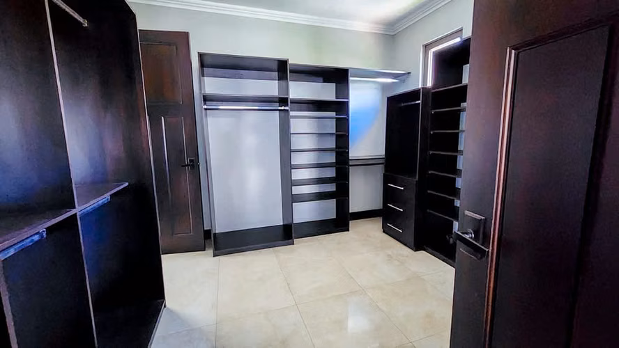 Ivory Estates: Lujosa casa estilo colonial con 5 dormitorios en Hacienda del Sol