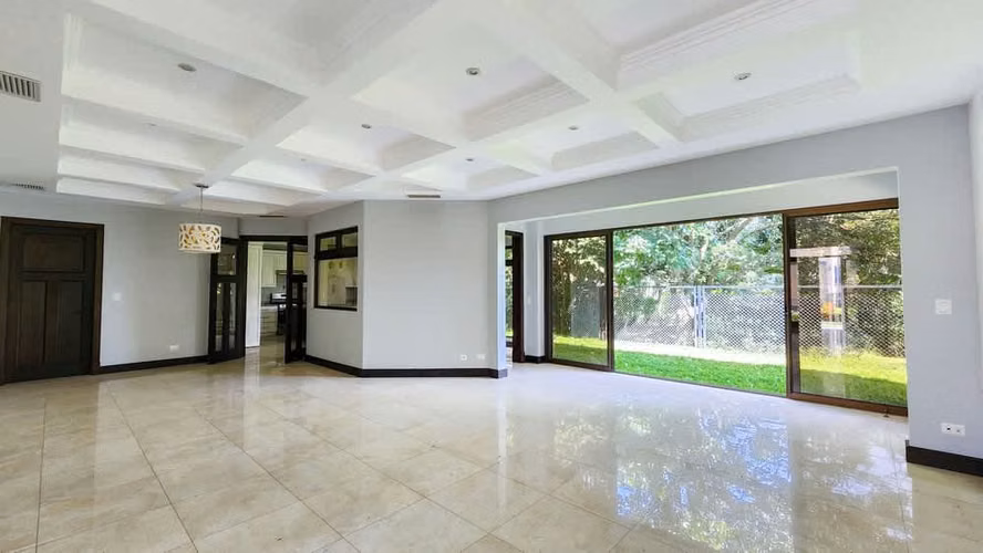 Ivory Estates: Lujosa casa estilo colonial con 5 dormitorios en Hacienda del Sol