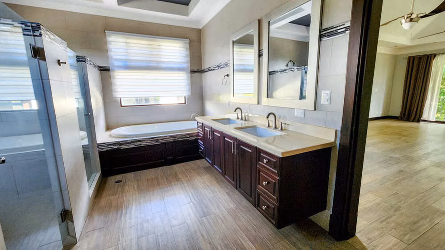 Ivory Estates: Lujosa casa estilo colonial con 5 dormitorios en Hacienda del Sol