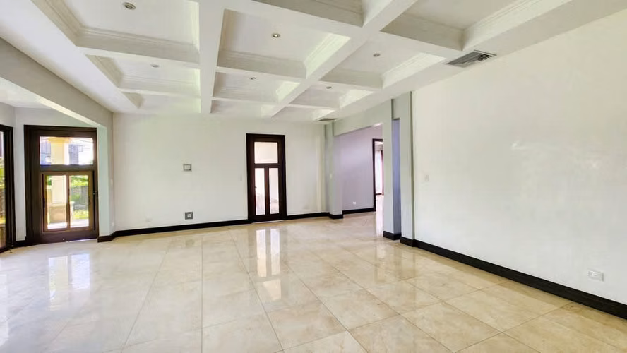Ivory Estates: Lujosa casa estilo colonial con 5 dormitorios en Hacienda del Sol