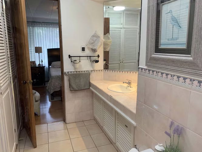 Venta de casa dos plantas con jardín, Residencial, Lomas de Ayarco Sur