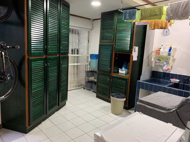 Venta de casa dos plantas con jardín, Residencial, Lomas de Ayarco Sur