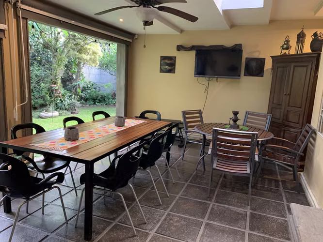 Venta de casa dos plantas con jardín, Residencial, Lomas de Ayarco Sur
