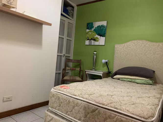 Venta de casa dos plantas con jardín, Residencial, Lomas de Ayarco Sur