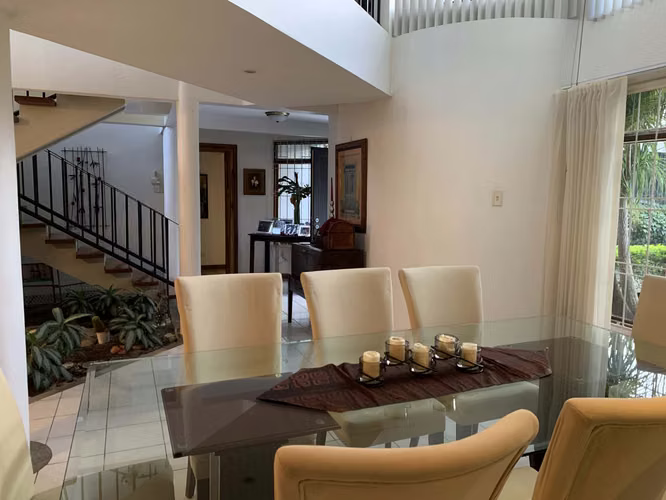 Venta de casa dos plantas con jardín, Residencial, Lomas de Ayarco Sur