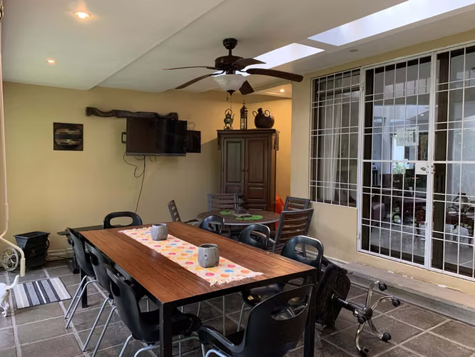 Venta de casa dos plantas con jardín, Residencial, Lomas de Ayarco Sur