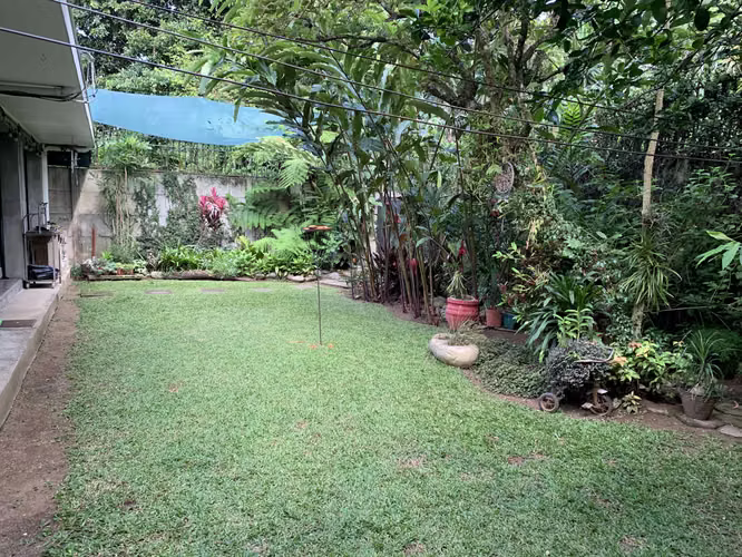 Venta de casa dos plantas con jardín, Residencial, Lomas de Ayarco Sur