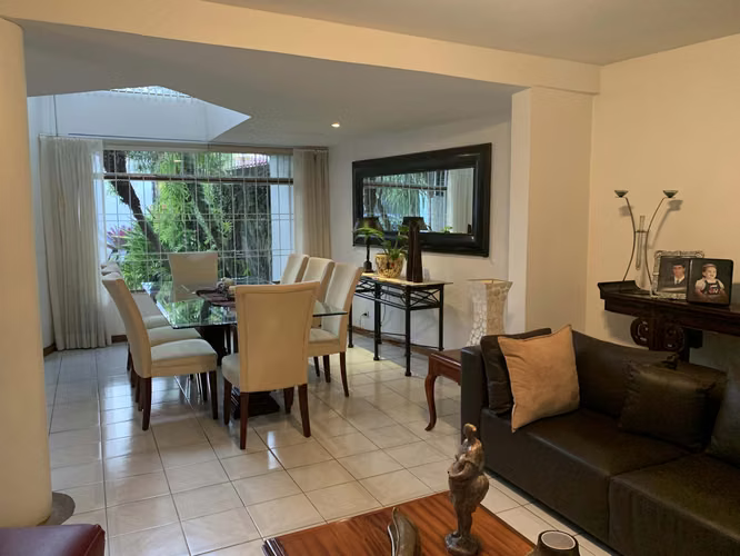 Venta de casa dos plantas con jardín, Residencial, Lomas de Ayarco Sur