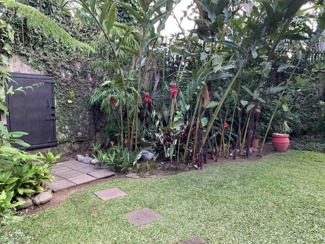 Venta de casa dos plantas con jardín, Residencial, Lomas de Ayarco Sur