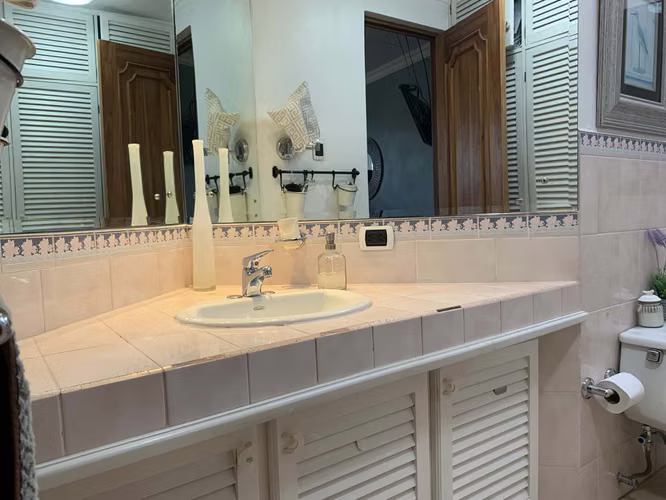 Venta de casa dos plantas con jardín, Residencial, Lomas de Ayarco Sur