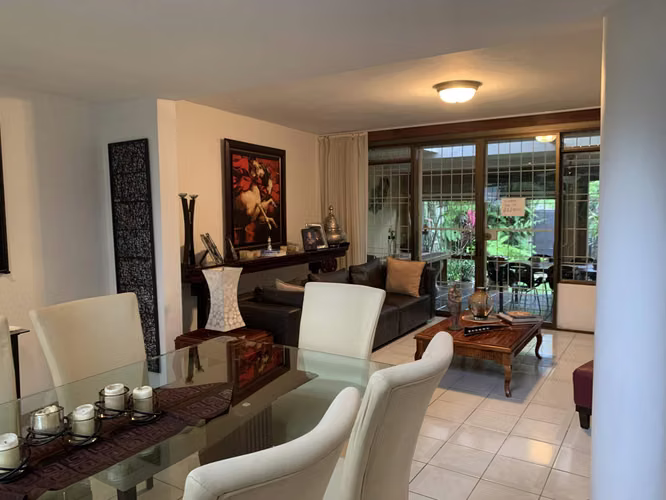 Venta de casa dos plantas con jardín, Residencial, Lomas de Ayarco Sur