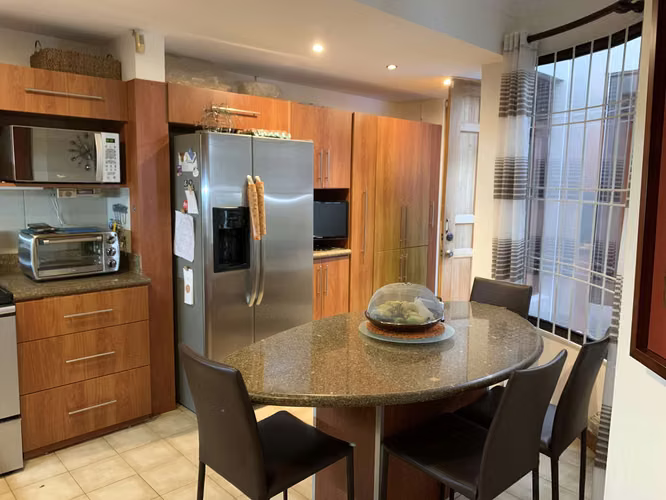 Venta de casa dos plantas con jardín, Residencial, Lomas de Ayarco Sur