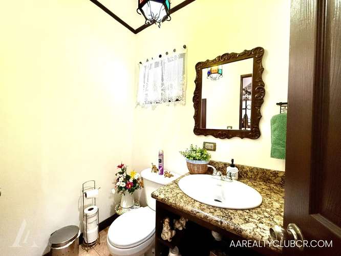 Casa de Tres Dormitorios - Exclusivo Condominio Villas de Venecia - Ayarco Sur