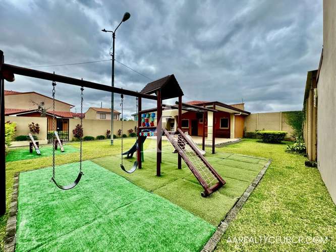 Casa de Tres Dormitorios - Exclusivo Condominio Villas de Venecia - Ayarco Sur