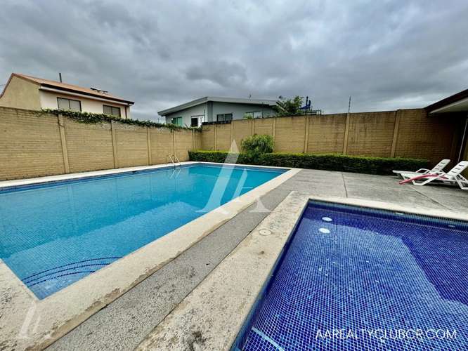 Casa de Tres Dormitorios - Exclusivo Condominio Villas de Venecia - Ayarco Sur