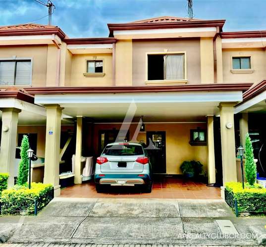 Casa de Tres Dormitorios - Exclusivo Condominio Villas de Venecia - Ayarco Sur