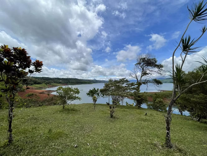 Venta de terreno en Nuevo Arenal con acceso al Lago y vista al Volcán
