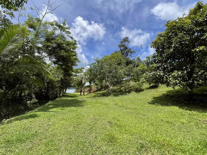 Venta de terreno en Nuevo Arenal con acceso al Lago y vista al Volcán