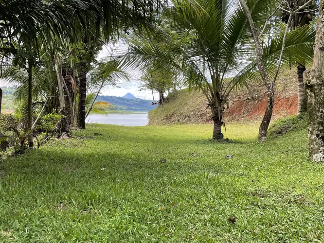 Venta de terreno en Nuevo Arenal con acceso al Lago y vista al Volcán